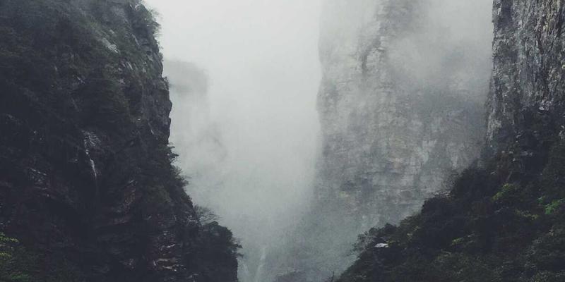 成分分析解密眼部护理：针对细纹、黑眼圈和浮肿的精准护肤资讯